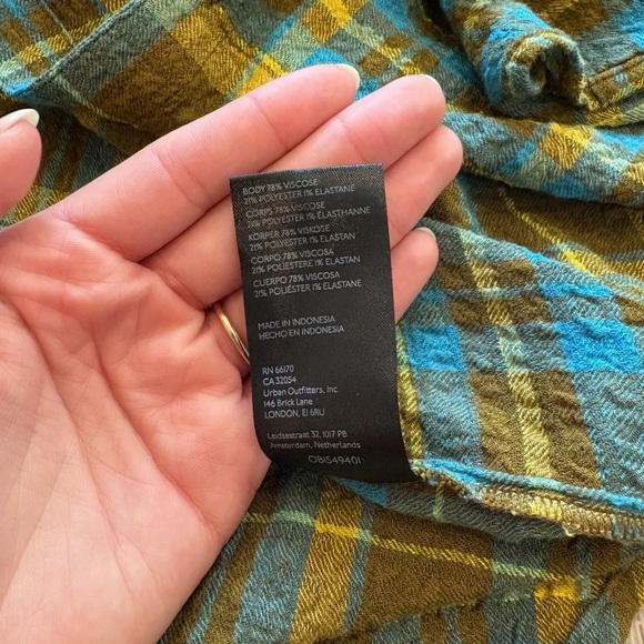 Pilcro Plaid Button-Down Shirt - Picture 6 of 8